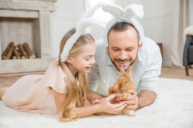 Baba ve kız tavşan ile oynamak 