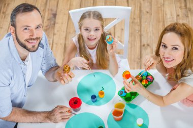 Aile Paskalya yumurtası boyuyor