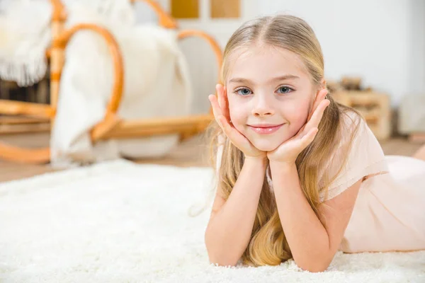 Niedliches kleines Mädchen — Stockfoto