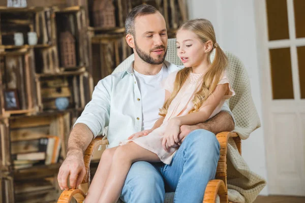 父亲和女儿坐在椅子上 — 图库照片