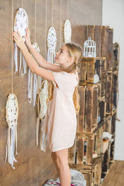 Little girl with white dreamcatchers — Stock Photo, Image