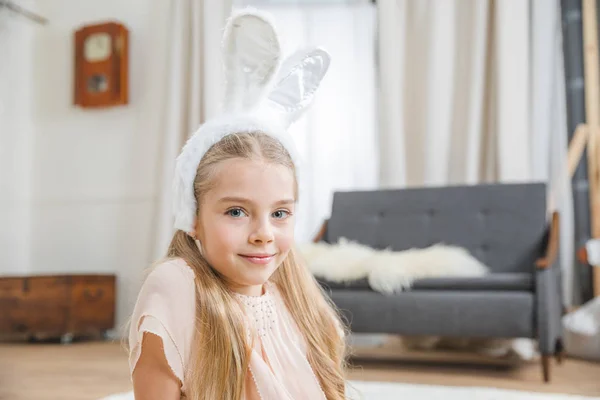 Дівчина в кролячих вухах — стокове фото