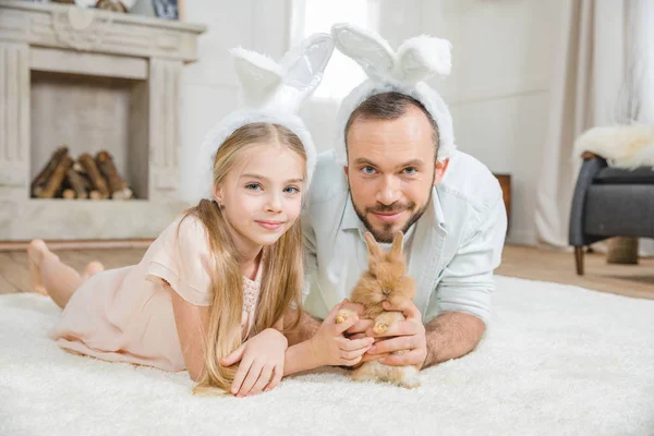 Pai e filha brincando com coelho — Fotografia de Stock