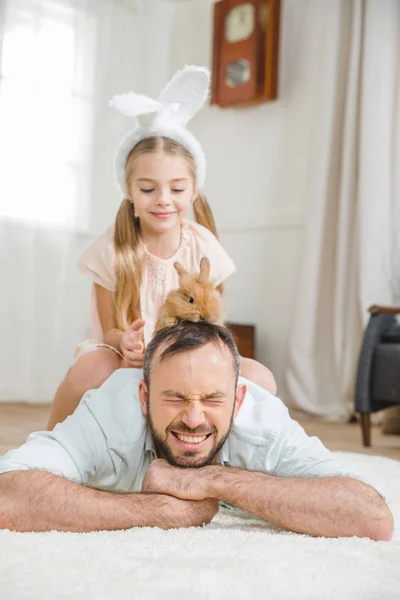 Pai e filha brincando com coelho — Fotografia de Stock