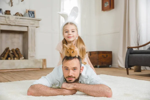 Padre e figlia giocano con il coniglio — Foto Stock