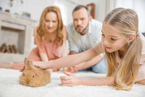 Счастливая семья с кроликом — стоковое фото