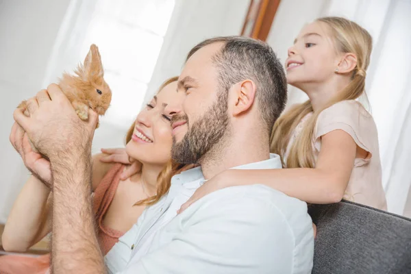 Lycklig familj med kanin — Gratis stockfoto