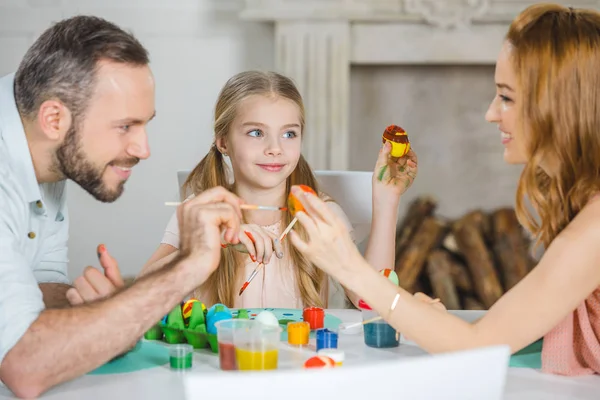 Family painting Easter eggs — Stock Photo, Image