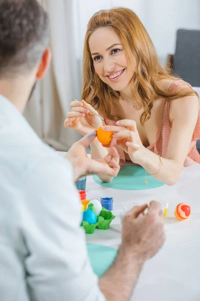 Couple painting Ester eggs — Stock Photo, Image