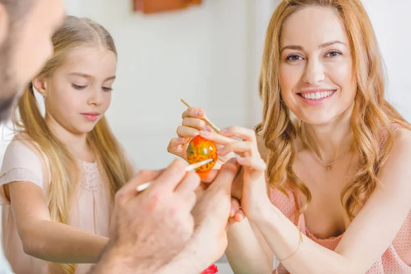 Family painting egg — Stock Photo, Image