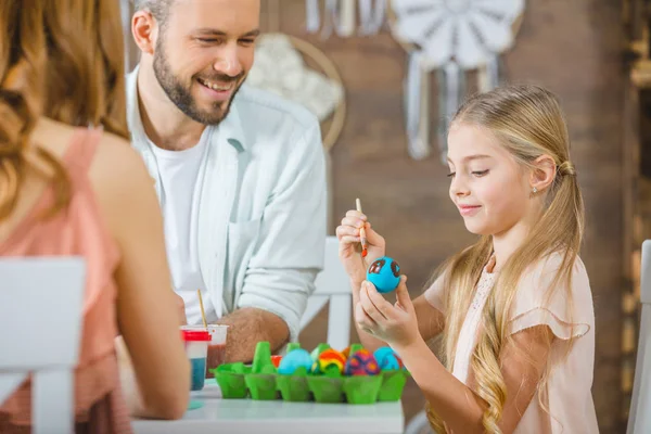 Girl painting Easter eggs — Stock Photo, Image