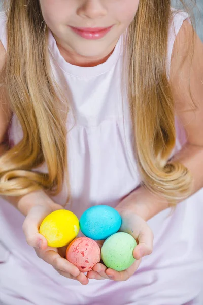 Girl holding Easter eggs — Free Stock Photo