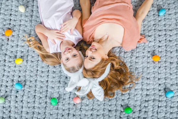 Mãe e criança em orelhas de coelho — Fotografia de Stock