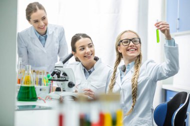 Kadın bilim adamları laboratuarda