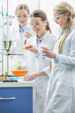 Kadın bilim adamları laboratuarda