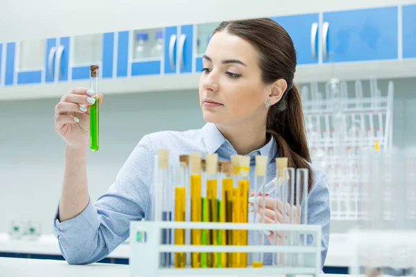 Científica femenina en laboratorio — Foto de Stock