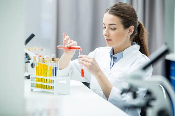 Científica femenina en laboratorio — Foto de Stock