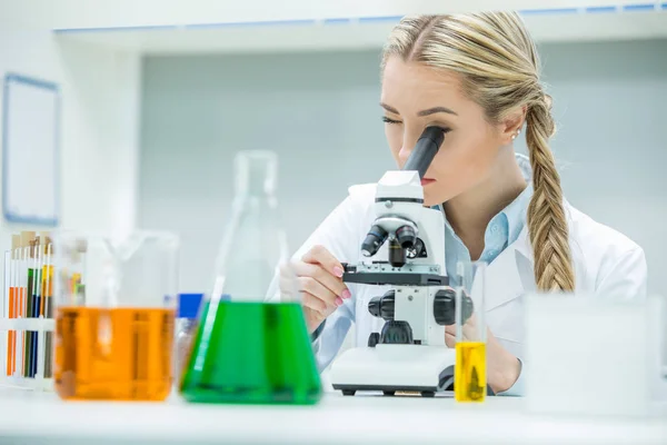 Scienziata in laboratorio — Foto Stock