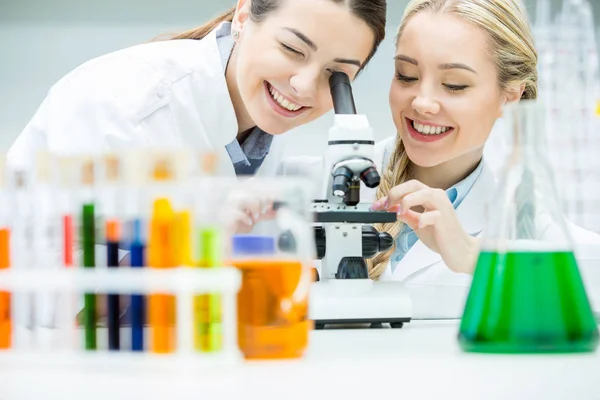 Científicas en laboratorio — Foto de Stock