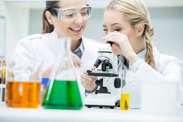 Kobiety-naukowcy w laboratorium — Zdjęcie stockowe