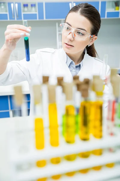 Científica femenina en laboratorio — Foto de Stock