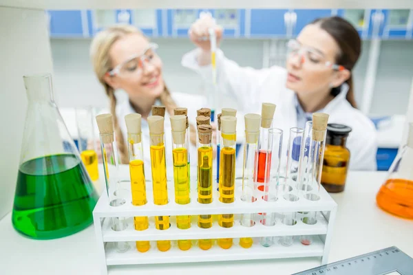Científicas en laboratorio — Foto de Stock