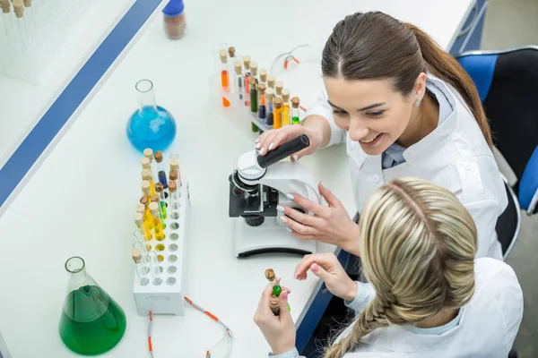 Vrouwelijke wetenschappers in een lab — Stockfoto