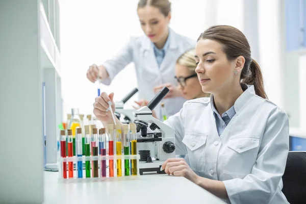 Жінки-вчені в лабораторії — стокове фото