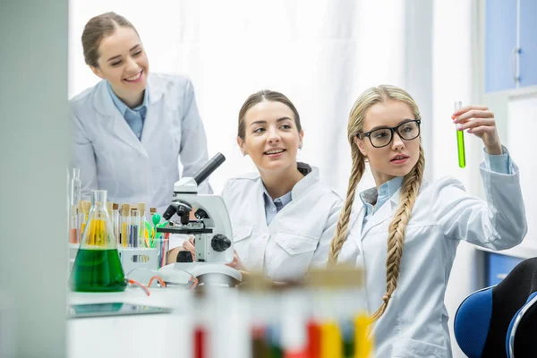 Vrouwelijke wetenschappers in een lab — Stockfoto
