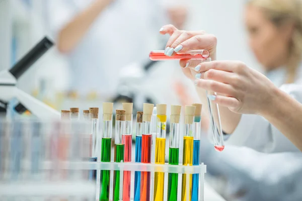 Cientista feminina em laboratório — Fotografia de Stock