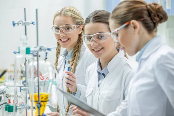 Científicas en laboratorio — Foto de Stock