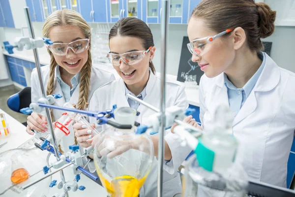 Científicas en laboratorio — Foto de Stock