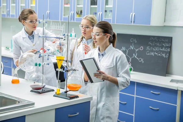 Scientifiques féminines en laboratoire — Photo