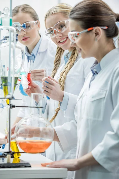 Científicas en laboratorio — Foto de Stock