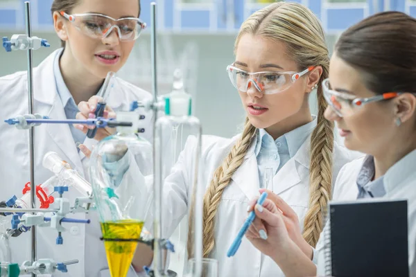 Científicas en laboratorio — Foto de Stock