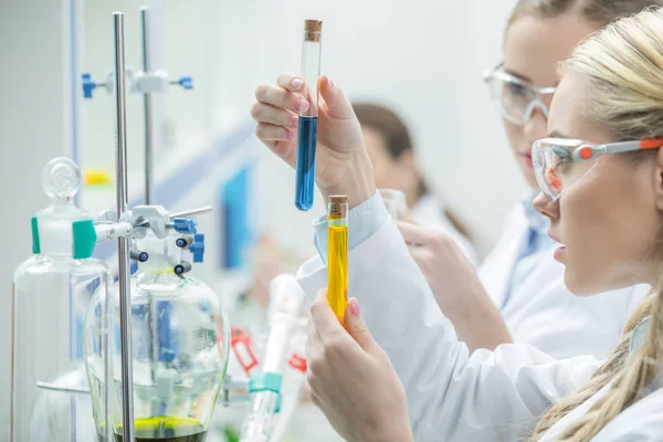 Female scientists in lab — Stock Photo, Image