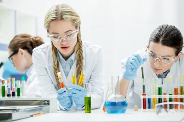 Kadın bilim adamları laboratuarda