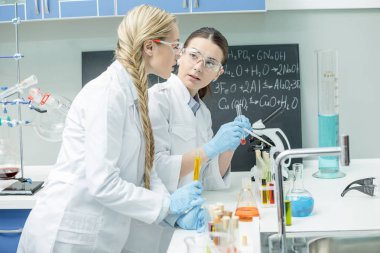 Kadın bilim adamları laboratuarda