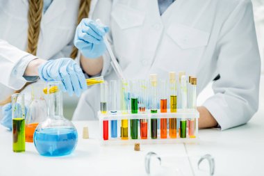 Kadın bilim adamları laboratuarda