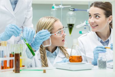 Kadın bilim adamları laboratuarda