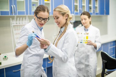 Kadın bilim adamları laboratuarda