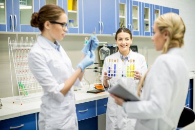 Kadın bilim adamları laboratuarda