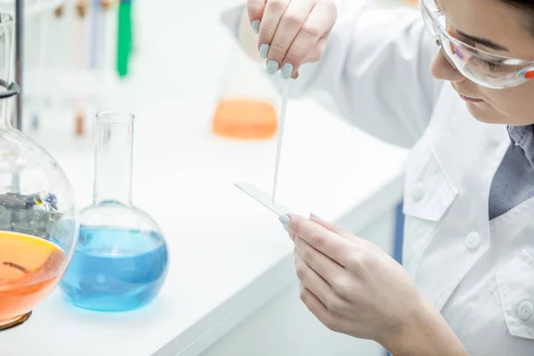 Científico trabajando en laboratorio — Foto de Stock