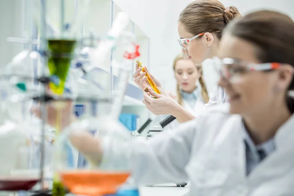 Científicas en laboratorio — Foto de Stock