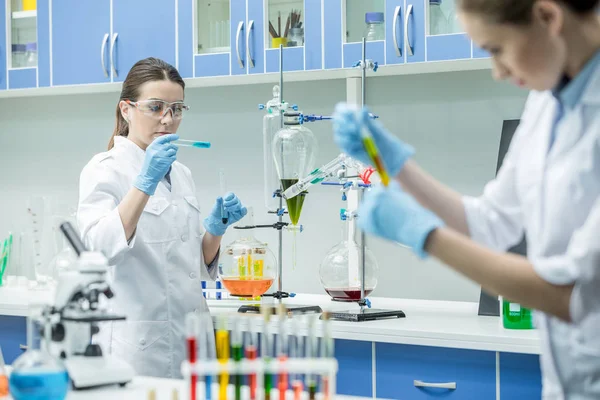 Científicas en laboratorio — Foto de Stock