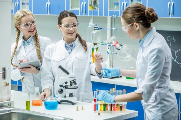 Scienziate in laboratorio — Foto Stock