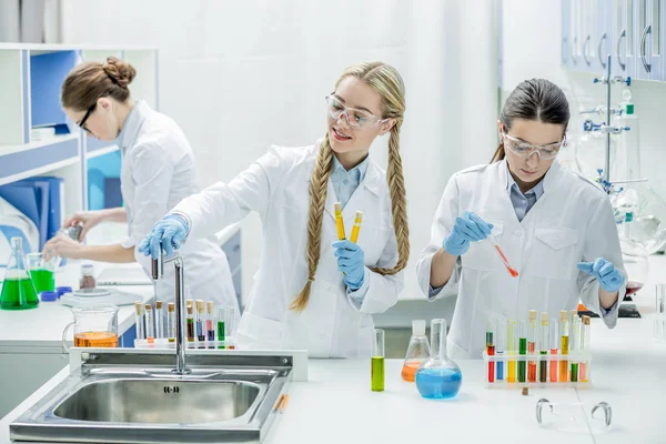 Kadın bilim adamları laboratuarda — Stok fotoğraf