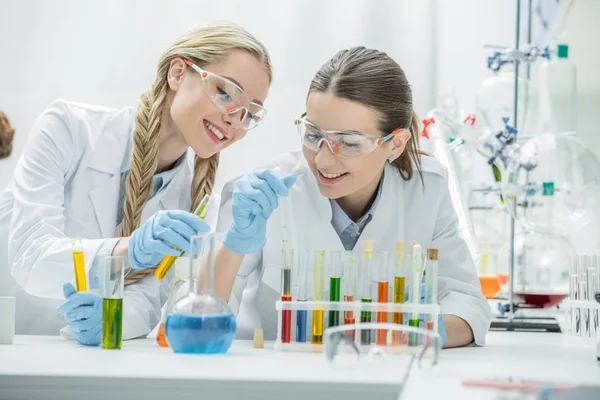 Scienziate in laboratorio — Foto Stock