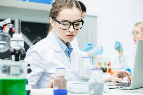 Científico trabajando en el ordenador portátil — Foto de Stock