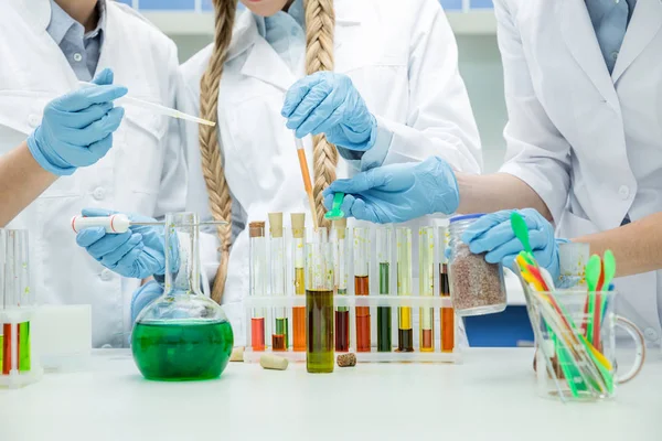 Científicas en laboratorio — Foto de Stock